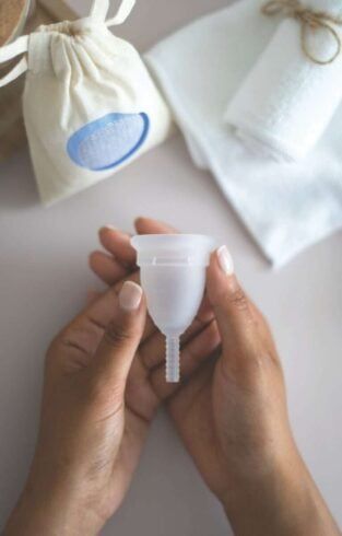 How to Use a Menstrual Cup- 5 Easy Ways to Insert Menstrual Cups Menstral Cup, Menstrual Cup Folds, Menstrual Cup Cleaning, Period Cup, Maxi Pad, Menstrual Cups, Period Pads, Pads Tampons, How Do You Clean