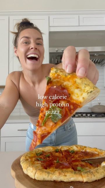 Low Cal Pizza Dough, Low Cal High Protein Lunch, High Protein Pizza Crust, Healthy High Protein Pizza, Cheesy Crust Pizza, Low Cal Pizza, High Protein Low Calorie Cottage Cheese Cinnamon Rolls, High Protein Low Fat Snacks, High Protein Cottage Cheese Cookie Dough