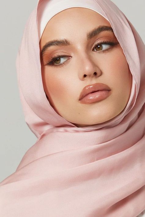 Shooting Photo Studio, Mood Board Fashion Inspiration, Photo Mannequin, Muslim Photos, Hijab Makeup, Abaya Fashion Dubai, Hijab Beauty, Hijabista Fashion, Muslim Fashion Hijab Outfits