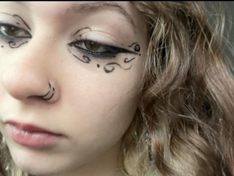 Witchy Eyeliner, Stargirl Makeup, Makeup Inspo 2023, Experimental Makeup, Eyeliner Inspiration, Emo Summer, Hippie Makeup, Hippie Core, Funky Makeup