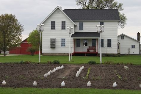 Amish Home Buchanan Co Iowa Amish Garden, County Kitchen, Neat Garden, Amish Home, Amish Lifestyle, Amish Living, Home Addition Plans, Amish Barns, Amish House