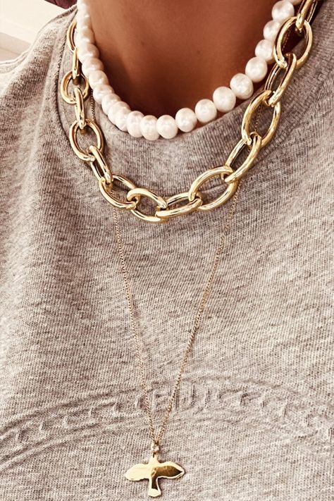 Pearl necklace and Chunky Link chain together with Small Dove Necklace Outfit With Pearls, Pearl Necklace Outfit, Classic Glam, Dove Necklace, Chunky Pearls, Necklace Outfit, Funky Jewelry, Jewelry Lookbook, Chunky Necklace