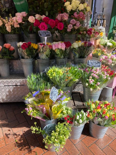 Flower Stand Aesthetic, Table Aesthetic, Spring Flower Bouquet, Flower Stand, Flower Stands, Spring Flower, Spring Flowers, Flowers Bouquet, Flowers