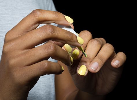 Discover the best quick-dry nail polishes on the market for busy moms, last-minute Zoom meetings and anything in between! Minimalistic Nail Art, Nails Guide, Nail Care At Home, Nail Polish Dry Faster, Chipped Nail Polish, Vacation Nails Green, Dry Nails Fast, Nail Removal, Tropical Vacation Nails