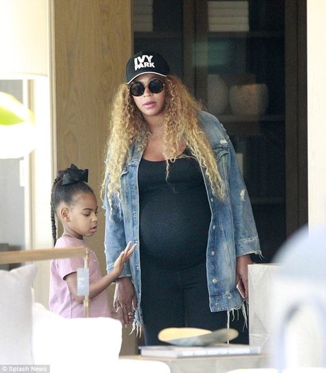 Bored? At times, Blue Ivy looked bored as she followed her mom around the store Beyonce Pregnant, Beyonce 2013, Beyonce Knowles Carter, Beyonce Style, Mrs Carter, Beyoncé Giselle Knowles-carter, Beyoncé Giselle Knowles, Beyonce And Jay Z, Beyonce Queen