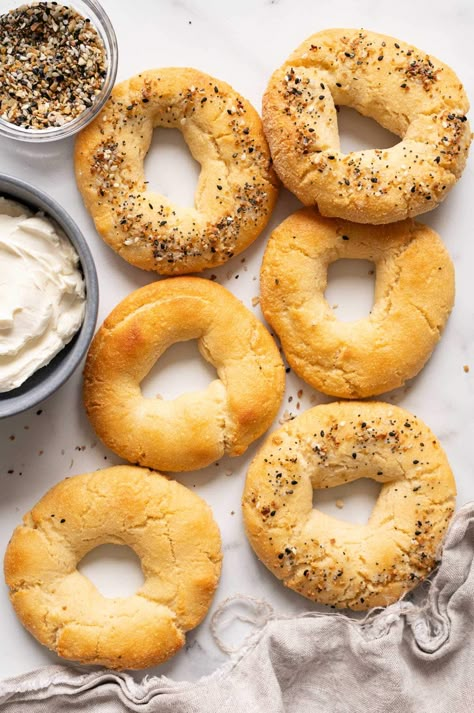 Almond Flour Greek Yogurt Bagels - iFoodReal.com London Recipes, Bagel Calories, Keto Bagel, Fathead Dough Recipe, Bagels Recipe, Low Carb Bagels, Fathead Dough, Desayuno Keto, Gluten Free Bagels