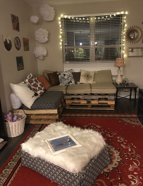 Diy Comfy Seating, Diy Bedroom Couch, Diy Living Room Seating, Diy Boho Couch, Couch Area In Bedroom, Diy Floor Couch, Room Couch Ideas Bedrooms, Couches In Bedroom Ideas, No Couch Living Room Ideas