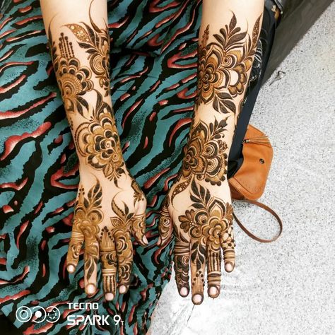 Henna with gulf flower Moti Moti Mehndi Design, Gulf Flowers Mehndi, Mehendi Designs Flowers, Gulf Mehendi Design Rose Henna, Gulf Mehendi Design, Mehendi Art, Khafif Mehndi Design, Modern Henna Designs, Latest Henna Designs