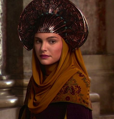 Trisha Biggar | Inspired by imperial Russia, Senator Amidala's gown & headpiece are reminiscent of a costume worn by a Russian empress. Natalie Portman Star Wars, Star Wars Padme Amidala, Amidala Star Wars, Dark Vader, Queen Amidala, Star Wars Padme, Anakin And Padme, Dark Vador, Star Wars Fashion