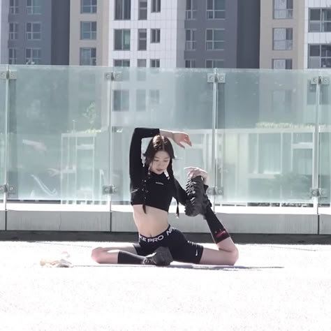 Kazuha Flexibility, Kazuha Workout, Kazuha Ballet, Lesserafim Workout, Flexible Aesthetic, Pilates Flexibility, Lesserafim Kazuha, Cover Dance, Idol Life