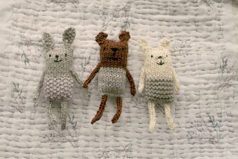 Small Toy Knitting Patterns Free, Small Knitted Animals, Easy Knitted Animals, Tiny Knitted Animals Free Pattern, Small Knitted Animals Free Patterns, Tiny Knitting Projects, Easy Things To Knit, Tiny Knitting, Sewn Animals