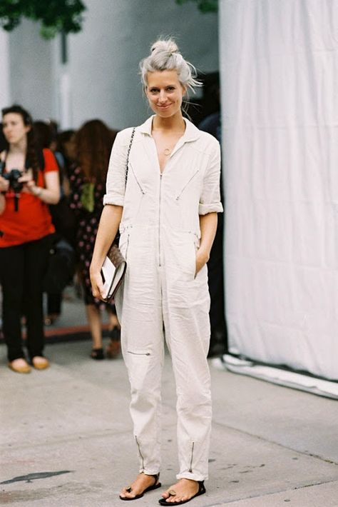 Sarah Harris, Vanessa Jackman, Moda Denim, Vogue Uk, Street Style Summer, Fashion Week Street Style, Grey Hair, Looks Style, Casual Summer Outfits