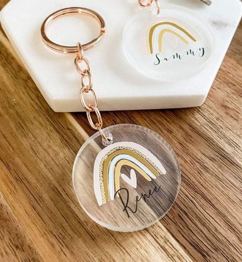 Cricut Keyrings, Acrylic Keychains Diy Cricut, Acrylic Keychain Ideas, Keyring Ideas, Bar Keychain, Gold Keychain, Personalised Keyrings, Idee Cricut, Under The Rainbow