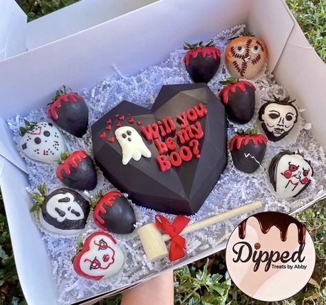 Covered Strawberry Ideas, Chocolate Covered Strawberry Ideas, Breakable Heart Ideas, Dipped Strawberries Recipe, Halloween Chocolate Covered Strawberries, Strawberry Halloween, Sweet Treats Ideas, Cake Pop Boxes, Halloween Themed Desserts