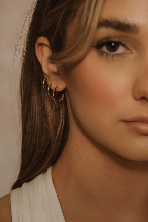 Gold Hoops Triple Piercing, Hoop Jewelry, Colorful Buildings, Pretty Ear Piercings, Casual Glam, Earring Collection, Keep It Classy, Catania, Earrings Collection