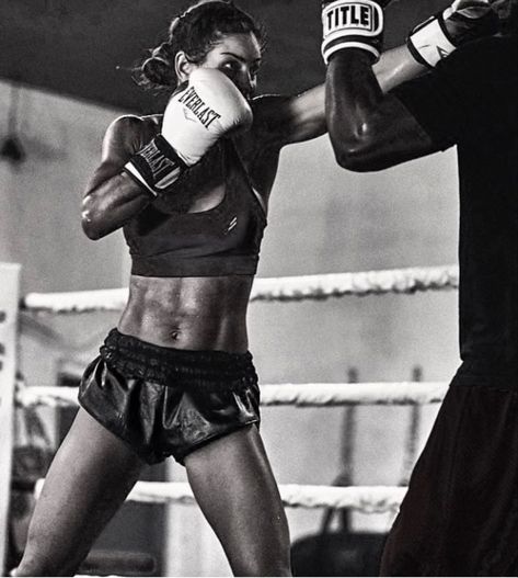 Muay Thai Women, Kickboxing Women, Kick Boxing Girl, Boxer Aesthetic, Boxe Thai, Boxers Women, Trening Sztuk Walki, Female Boxers, Boxing Girl