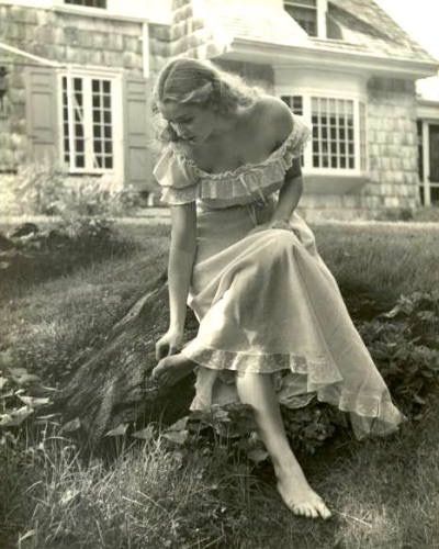 Life Magazine Photos, Nina Leen, Portrait Vintage, Vintage Portraits, 인물 사진, Life Magazine, The Grass, Mode Vintage, Vintage Photographs