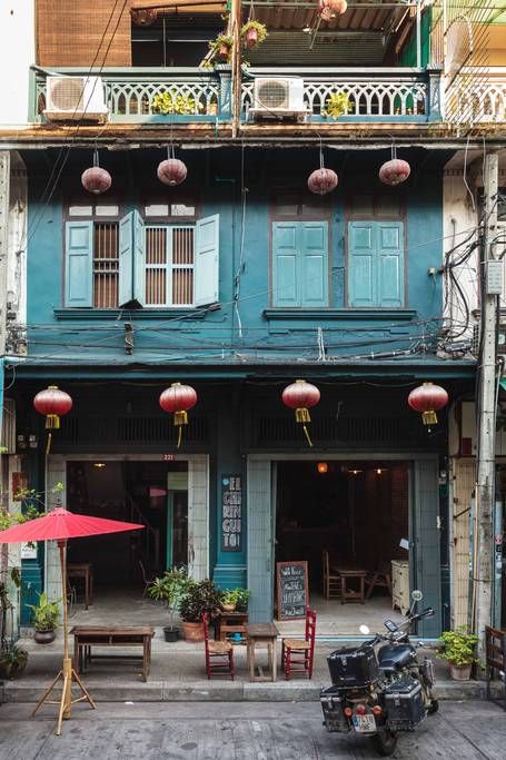 Original shophouse in Chinatown - Houses for Rent in Bangkok Bangkok Street Photography, Shophouses Design, Chinatown Apartment, Bangkok Architecture, Chinese Cafe Design, Chinese House, Beautiful Vietnam, A Level Art Sketchbook, Interior Design Presentation