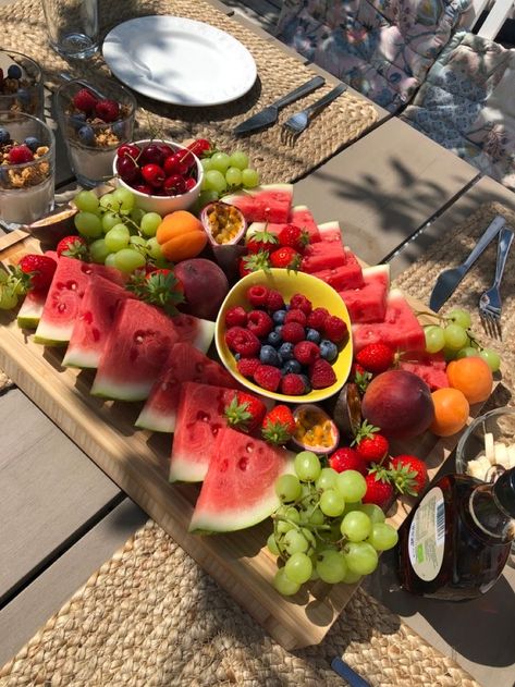 Nail Sunny, Picnic Pictures, Fruit Platter Designs, Aesthetic Foods, Tropical Food, Party Food Buffet, Diet Ideas, Relatable Posts, Healthy Food Motivation