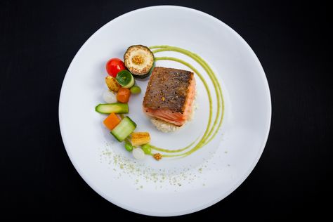 salmon fish Fish Presentation Ideas, Fish Plating Ideas, Fish Fillet Plating, Fish Plating Presentation, Plating Salmon, Salmon Plating, Fish Plating, Food Plating Design, Gastronomic Food