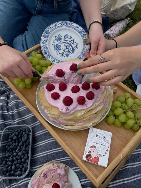 summer girl birthday cake picnic aesthetic Birthday Cake Picnic, Cake Picnic, Bday Picnic, Picnic Cake, Autumn Picnic, Last Day On Earth, Girl Birthday Cake, Pancake Cake, Picnic Aesthetic