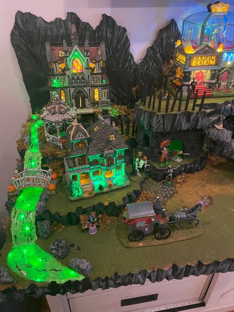 Halloween Village Set Up Ideas, Diy Halloween Town Display, Halloween Town Display, Spookytown Display Ideas, Spooky Village Display, Diy Halloween Village Platform, Halloween Village Display Ideas Diy, Disney Halloween Village Display, Disney Halloween Village