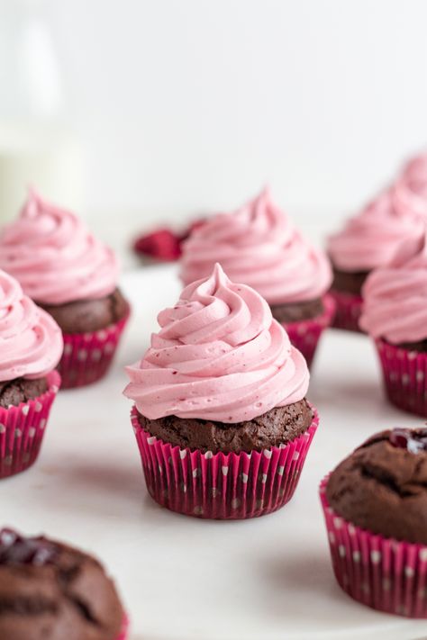 Pink Cupcakes Recipe, Cupcake Pink, Cupcakes Pink, Cupcake Recipes Raspberry, Cupcake With Raspberry Filling, Chocolate Cupcakes With Raspberry Filling, Chocolate And Raspberry Cupcakes, Chocolate Cupcakes With Pink Frosting, Chocolate Raspberry Cupcakes