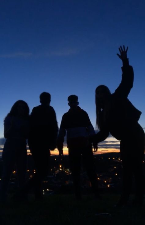 Group Of Friends Silhouette, Group Of Four Friends Aesthetic Faceless, Friends Aesthetic Silhouette, Friend Group Silhouette, Friends Silhouette Aesthetic, Best Friends Silhouette, Silhouette Friends, Friends Vibe, Friends Group Photo