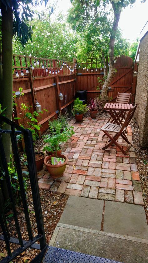 Front Yard Townhouse Landscaping, Small Patio With Lights, Small Wood Patio Ideas, Town House Gardens, Unused Yard Space Ideas, Small Courtyard Patio, Small Simple Backyard Ideas, Small Fenced In Patio Ideas, Brick Backyard Ideas