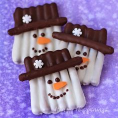 White Chocolate Pretzel Snowman Craft from hungryhappenings.com Pretzel Snowman, Snowman Pretzels, Homemade Chocolates, Snowman Treats, Dipped Pretzels, Snowman Craft, Salty Treats, Winter Treats, Chocolate Pretzels