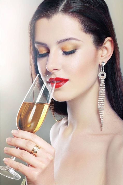 Woman Drinking Wine, Women Drinking Wine, Pouring Wine, Wine Photography, Drinking Wine, Glass Of Champagne, Woman Wine, Photography Women, Female Images