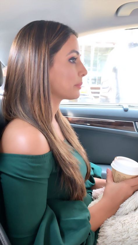 Hina khan 😍 Bollywood Hair Color, Hair Colour Highlight For Indian Skin, Blonde Hair On Indian Skin, Indian Skin Hair Color, Hair Colour For Indian Skin, Hena Khan, Hair Color For Brown Skin, Long Hair Highlights, Closeup Photo