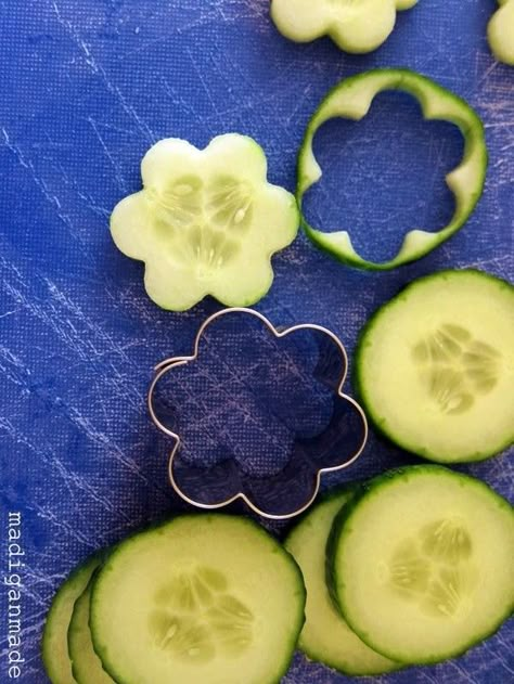 Cucumber Daisies for Garden Fresh Herbed Cucumber Bites Cucumber Flowers, Cucumber Flower, Decorações Com Comidas, Shower Food, Snacks Für Party, Mad Hatter Tea, High Tea, Creative Food, Fruits And Veggies