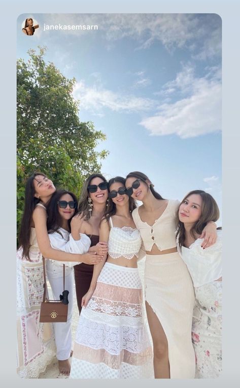 Bali With Friends, Grateful For Our Friendship, Billionaire Family, Thai Celebrity, Make Friends In College, Beach Trip Outfits, Hoodie Outfit Casual, Group Picture Poses, Bmw Girl