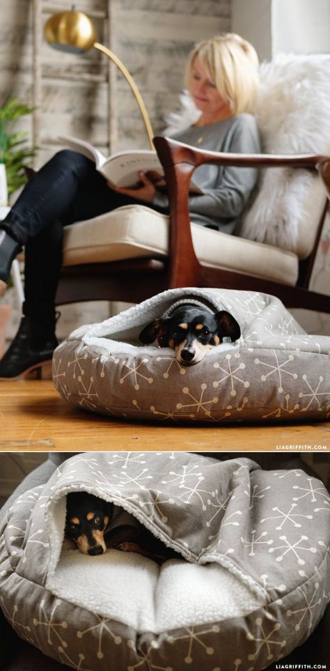 DIY #DogBed tutorial at http://www.LiaGriffith.com Homemade Pet Beds, Katt Diy, Diy Dog Bed, Dog Personality, Dog Projects, Animal Projects, Diy Dog, Dog Houses, Diy Stuffed Animals