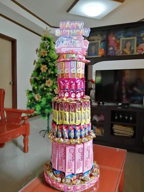 Unique & budget friendly DIY Idea for your kids upcoming Birthday❤️ Tower Snack Birthday, Candy Tower Ideas, Diy Candy Cake Tower, Diy Candy Cake, Snack Tart, Birthday Wreaths, Hampers Idea, Snack Tower, Snack Bucket