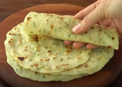 Garlic and Butter Flatbread Recipe - Dieter24 Garlic Flatbread Recipe, Quick Flatbread, Yogurt Flatbread, Garlic Flatbread, Homemade Flatbread, Flatbread Recipe, Roti Recipe, Garlic Naan, Mini Quiches