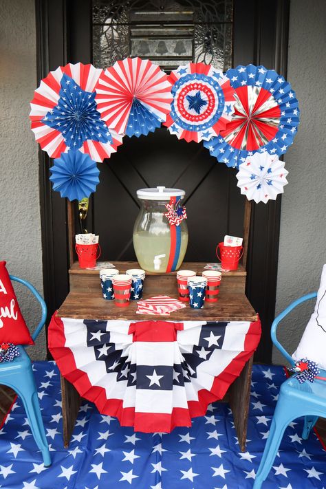 How to Create a Patriotic Porch for 4th of July, complete with cold lemonade stand - the perfect way to connect with neighbors over a cool drink. Get details and more Independence Day ideas now at www.fernandmaple.com. July 4th Party Decor, 4th Of July Front Porch, Patriotic Porch, Independence Day Theme, Blue Patio, 4th July Crafts, America Decor, July Decor, Drink Station