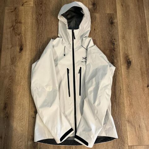 Arc'teryx Men's White Jacket Need Money, White Jacket, Wear It, Jewelry Watches, Plus Fashion, Outfit Inspo, How To Wear, Jeans Shoes, Fashion Tips