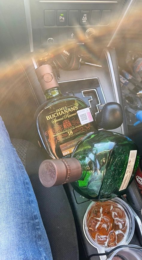 Buchanans Whiskey Fotos, Day Drinking Aesthetic, Buchanans Whiskey, Buchanan Whiskey, Hello 17 Birthday, Party Night Club Aesthetic, Night Club Aesthetic, Pretty Alcoholic Drinks, Party Drinks Alcohol