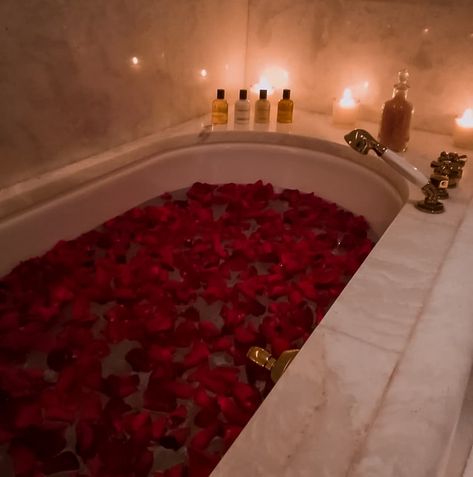 #love #flowers #bathtub #holidays #happiness #happy #rose #bathroom  https://weheartit.com/entry/326733509 Bathtub Aesthetic, Romantic Bath, Rose Petal Bath, Aesthetic Bath, Bath Aesthetic, Romantic Questions, Only Aesthetic, Dream Bath, Aesthetic Roses