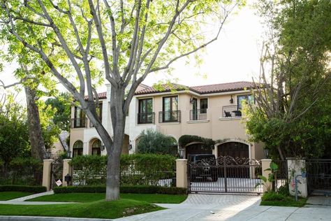 Modern Beverly Hills House, Aesthetic Mansion, Beverly Park, Abbott Elementary, Beverly Hills Mansion, Mansion Exterior, Beverly Hills Houses, French Style Homes, Tuscan House