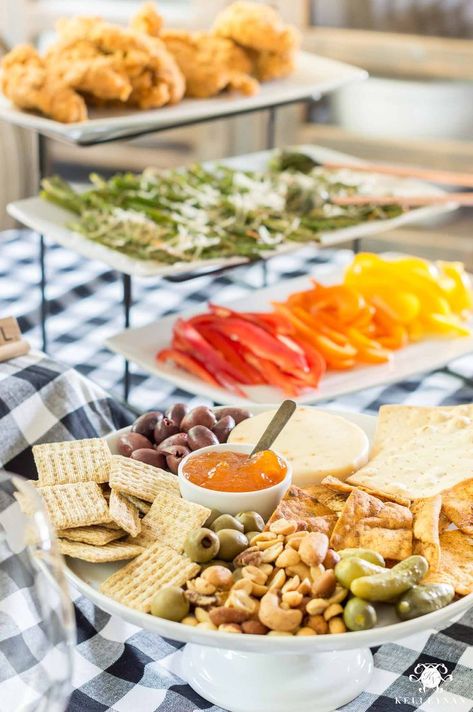 Appetizer meal ideas for a casual game night  #partyfood #appetizers #fingerfood #foodtable #partyideas #hosting #entertaining Game Night Ideas, Game Night Party, Game Night Food, Menu Sarapan Sehat, Game Night Parties, Hosting Ideas, Bunco Party, Games Night, Board Game Night