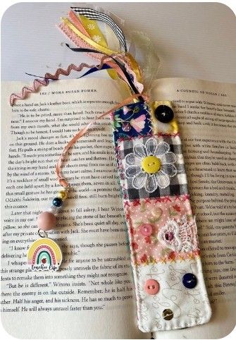 Crafts Using Material Fabric Scraps, Handmade Greeting Card Designs, Handmade Bookmarks Diy, Felt Bookmark, Scrap Fabric Crafts, Creative Bookmarks, Handmade Bookmarks, Upcycled Fabric, Stitch Book