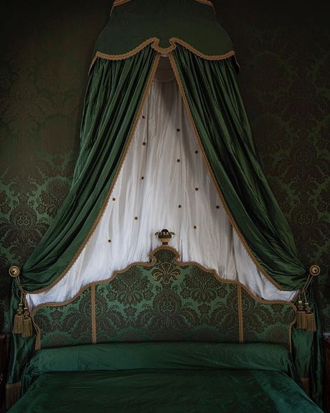 Jacques Garcia Slytherin Themed Bedroom, Slytherin Bedroom, Slytherin Decor, Harry Potter Beasts, Slytherin Room, Slytherin Style, Jacques Garcia, Dark Academia Room, Hogwarts Shifting