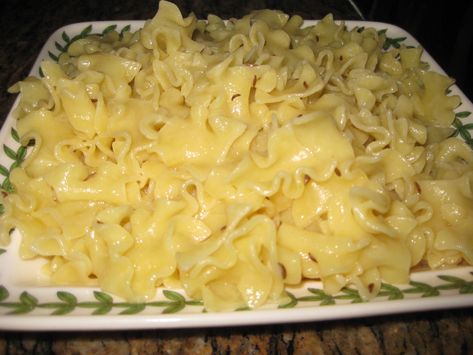 Buttered Egg Noodles Recipe, Egg Noodle Side Dish, Buttered Egg Noodles, Buttered Noodles Recipe, Egg Noodle Recipes, Noodle Recipes Easy, Pasta Side Dishes, Pasta Sides, Buttered Noodles