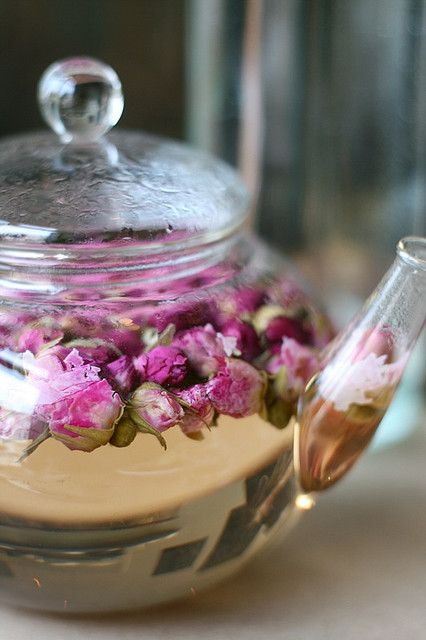 Rose Tea                                                  --- Really? It's that easy??? Rose Tea, My Cup Of Tea, Flower Tea, Hot Tea, Frappe, Tea Shop, Tea Recipes, Kombucha, Tea Ceremony