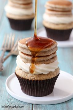 Cinnamon pancake cupcakes with maple cream cheese frosting recipe from @bakedbyrachel Pancake Cupcakes, Maple Cream Cheese Frosting, Maple Cream Cheese, Cheese Frosting Recipe, Cinnamon Pancakes, Cupcakes Recipes, Maple Cream, Cream Cheese Frosting Recipe, Oreo Dessert