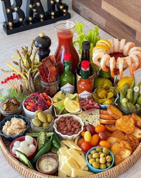 Sunday Funday Snacks, Booze Charcuterie Board, Sunday Funday Recipes, Outdoor Bar Party Ideas, Bridesmaids Charcuterie Board, Party Hosting Ideas Entertaining, Cocktail Charcuterie Board Ideas, Sunday Funday Party Ideas, Hosting Football Sunday