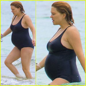 Lea Seydoux Shows Off Her Baby Bump on Beach Vacay! Maternity Pin Up, Pregnant Actress, Frida And Diego, Pregnant Model, Kaftan Tops, Preggo Fashion, Lea Seydoux, Vincent Cassel, Pretty Pregnant